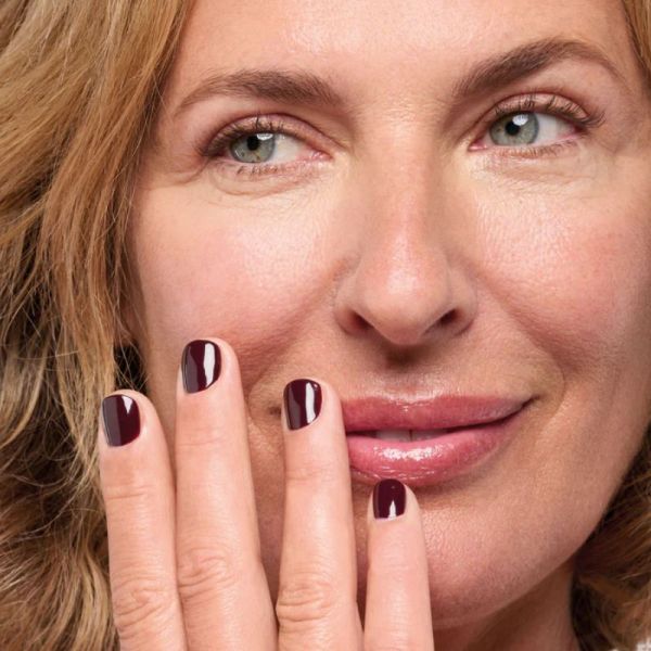 Poderm Color Care vernis à ongles soin et tea tree rouge noir 8ml